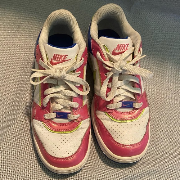 Nike - Picture 3 of 6